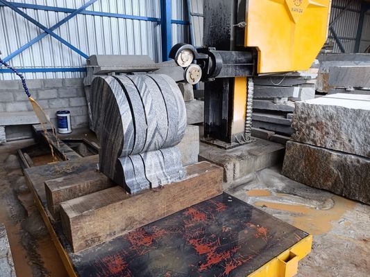 Machine de scie à fil diamanté à commande CNC, avec une précision de coupe élevée et une liaison à quatre broches pour la coupe de la pierre