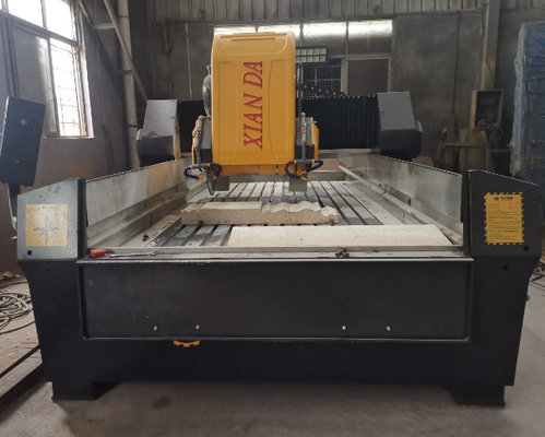 Machine de découpe linéaire à 3 axes pour le traitement des garde-corps linéaires et carrés
