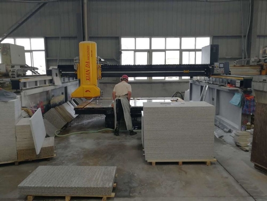 Machine de découpe de scies à pont à infrarouge automatique de mouvement de table pour l'industrie