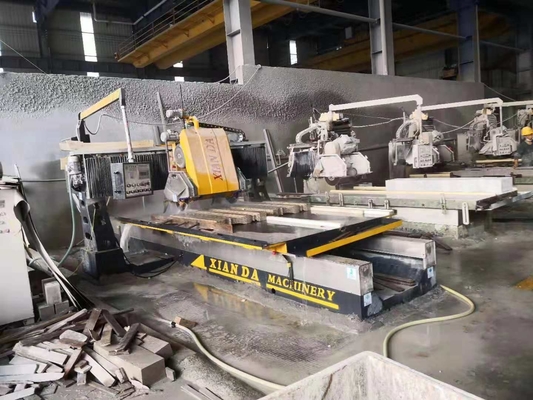 Machine de découpe de profilés linéaires de matériaux de pierre