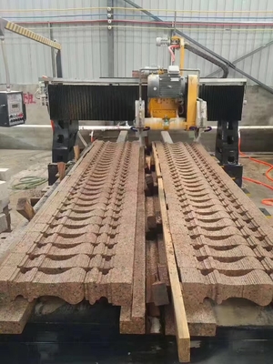 Machine de découpe de profilés linéaires de matériaux de pierre