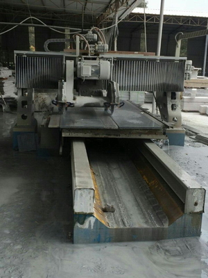 Machine de découpe de profilés linéaires de matériaux de pierre