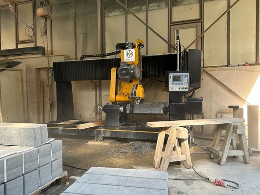 Deux pièces de machine de coupe de colonne de baluster avec une force de coupe élevée et un moteur principal de 7,5 kW