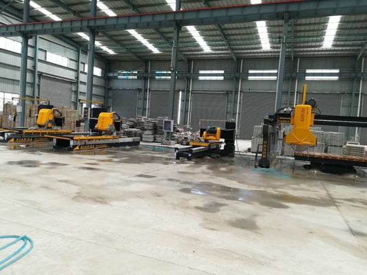Machine à découper à haute vitesse CNC à profilage linéaire pour couper des balustres carrées