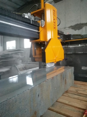 Machine de découpe de blocs moyens pour couper des plaques épaisses et des blancs carrés