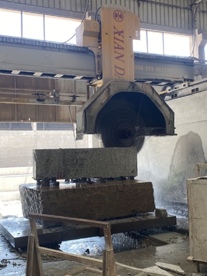 Machine de découpe de pont CNC à puissance avec mouvement automatique de la table