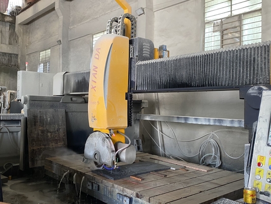 5100 kg Machine de coupe de pont avec mouvement automatique de la table 15m3/h Consommation d'eau