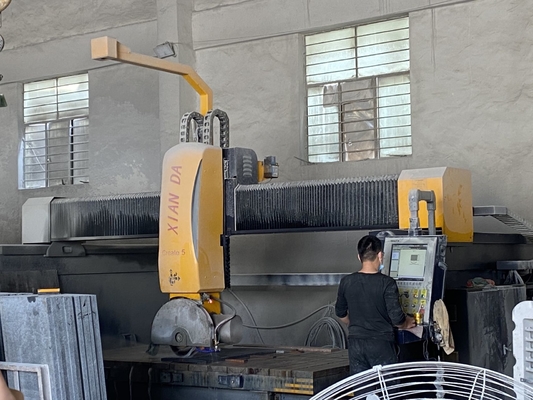 5100 kg Machine de coupe de pont avec mouvement automatique de la table 15m3/h Consommation d'eau