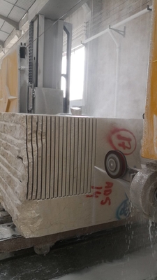Machine à scie à fil de diamant à 4 axes pour le traitement de la dalle de pierre circulaire, de la colonne, de la lettre, des caractères