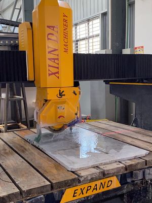 Machine de découpe de dalles de pierre de pont à 4 axes de haute précision pour les plaques en forme de ventilateur et le profilage des bords en forme spéciale