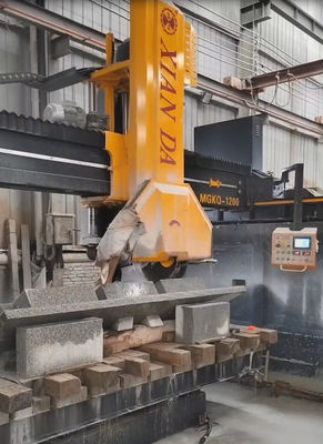 Machine à découper les dalles de pierre à quatre colonnes