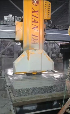 Machine à découper les dalles de pierre à quatre colonnes