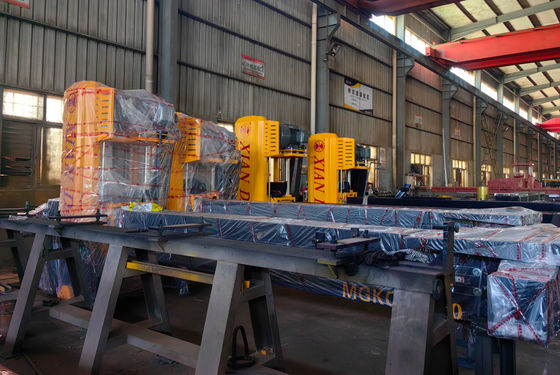 Machine à découper les dalles de pierre à quatre colonnes