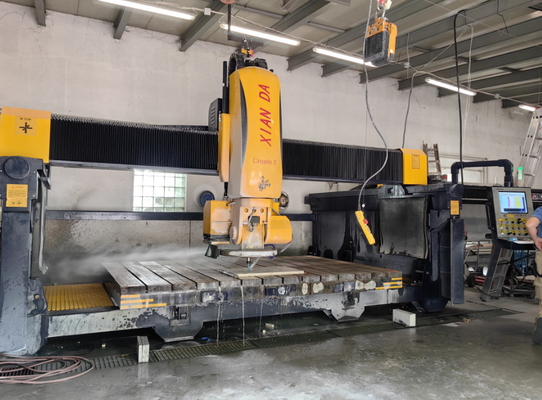 Machine de découpe automatique de scies à pont à 5 axes pour la découpe de profilés de granit