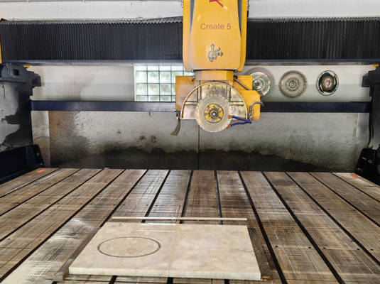 Machine de découpe automatique de scies à pont à 5 axes pour la découpe de profilés de granit