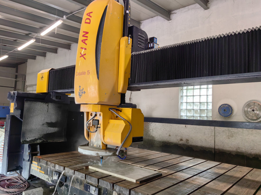 Machine de découpe automatique de scies à pont à 5 axes pour la découpe de profilés de granit