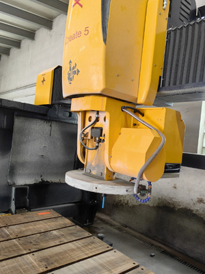 Machine de découpe automatique de scies à pont à 5 axes pour la découpe de profilés de granit