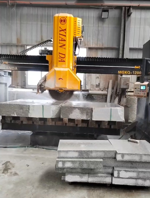 La machine à découper les blocs de quatre colonnes pour les pierres de taille