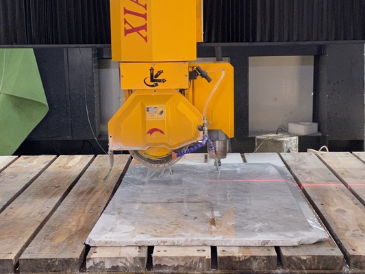 Machine de coupe de pont à 4 axes pour comptoir et évier