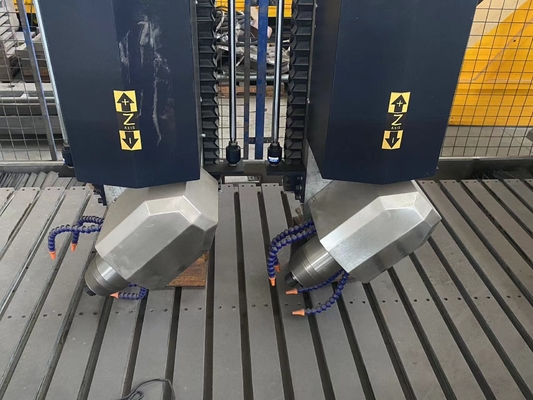 Xianda 4 axes Machine de sculpture CNC de haute précision avec une précision de positionnement de 0,02 mm et une puissance de fuseau de 5,5 kW