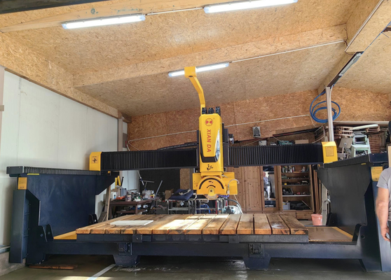 Machine de découpe de scies à pont à 5 axes avec alimentation en courant alternatif et diamètre de lame de 350 à 450 mm