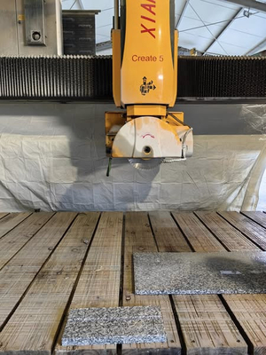 Machine de découpe de scies à pont à 5 axes avec alimentation en courant alternatif et diamètre de lame de 350 à 450 mm