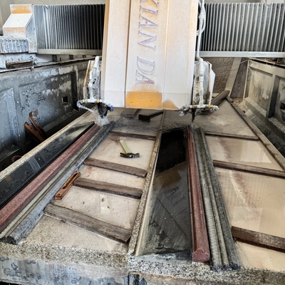 Facile d'entretien Machine de découpe de profilés de pierre avec plage de diamètre de lame 400-700 mm