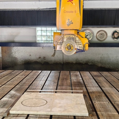 Créer une machine de découpe de scie à pont 450/600 avec des caractéristiques de contrôle et de sécurité CNC