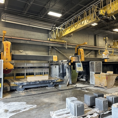 Machine de découpe automatique de scie à pont à mouvement de table avec une puissance de 18,5 kW et un poids brut de 8000 kg