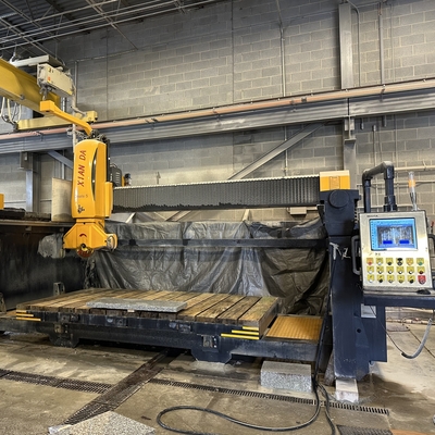 Machine de découpe automatique de scie à pont à mouvement de table avec une puissance de 18,5 kW et un poids brut de 8000 kg