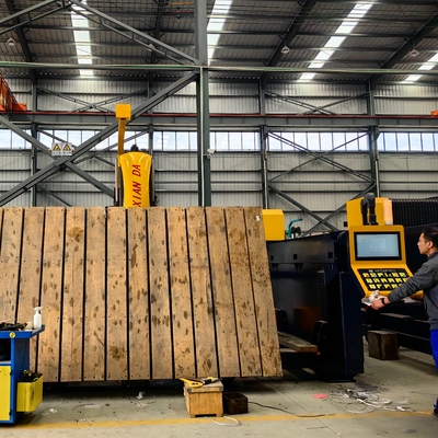 Machine de découpe automatique de scie à pont à mouvement de table avec une puissance de 18,5 kW et un poids brut de 8000 kg