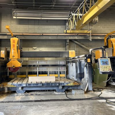 Coupe précise avec une machine de coupe de pierre à 5 axes et un trajet de levage maximal de 500 mm
