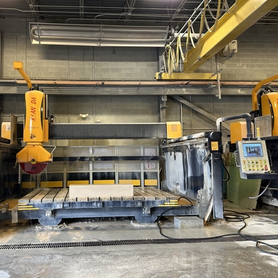 Coupe précise avec une machine de coupe de pierre à 5 axes et un trajet de levage maximal de 500 mm