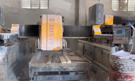 Machine de découpe et de fraisage linéaire de type pont de pierre de haute précision contrôlée par CNC pour le profilage de marbre / granit