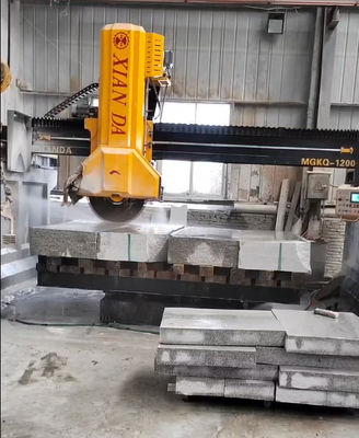 Machine de découpe de blocs intermédiaires à haute vitesse à quatre colonnes avec une puissance brute de 29/37kw pour la découpe de précision
