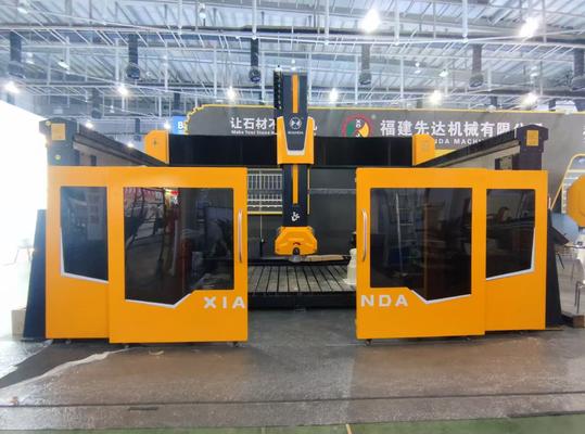 Routeur CNC 5 axes avec 20 kW BT40 Fuseau Vrai contrôle simultané 5 axes et conception de table hybride pour la coupe de pierre de précision