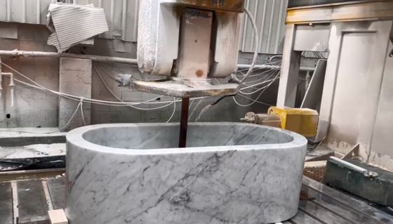 Routeur CNC 5 axes avec 20 kW BT40 Fuseau Vrai contrôle simultané 5 axes et conception de table hybride pour la coupe de pierre de précision