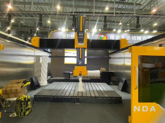 Routeur CNC 5 axes avec 20 kW BT40 Fuseau Vrai contrôle simultané 5 axes et conception de table hybride pour la coupe de pierre de précision