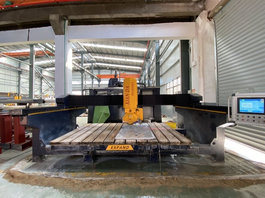 Machine à découper à la scie de pont CNC à 4 axes pour la découpe, le fraisage, le forage, le traitement de la pierre, le granit, le marbre, le quartz, le comptoir de cuisine, la dalle, le coupe-goutte