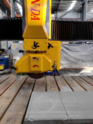 Machine à découper à la scie de pont CNC à 4 axes pour la découpe, le fraisage, le forage, le traitement de la pierre, le granit, le marbre, le quartz, le comptoir de cuisine, la dalle, le coupe-goutte