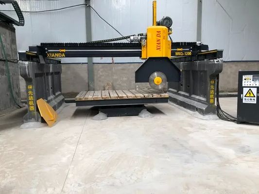 Machine de découpe de blocs moyens à quatre colonnes pour la coupe de dalles épaisses de granit et de marbre, de bordures