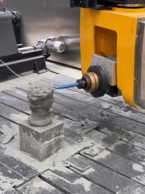 Centre de découpe et de fraisage CNC à 5 axes.