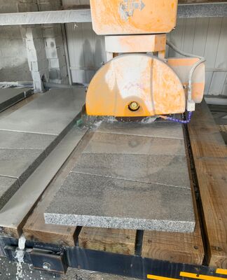 Machine de découpe de pont 4+1 axes avec table de travail de 3200x2000mm et puissance moteur de 15kw/18.5kw pour la découpe de précision de la pierre