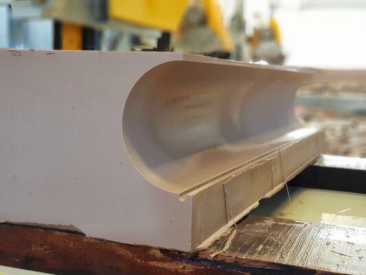 Machine de sciage de fil diamanté CNC 4 axes avec table servo-rotative à 360°, glissières 16 surfaces et levage à 28 roues roulantes