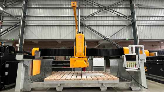 Machine de découpe de pierre à pont intelligent à 4 axes avec lame de scie de 600 mm Système CNC haut de gamme pour le traitement des dalles de granit et de marbre