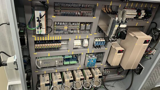Scie à pont 5 axes pour pierre avec système italien DDX, lame de scie de 900 mm et précision de coupe de ±0,1 mm