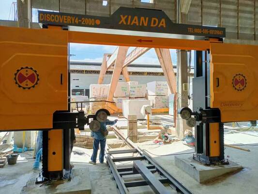 Machine à scie à fil diamanté CNC à 4 axes avec table servo-rotative à 360°, glissement de surface à 16 et ascenseur à rouleaux 28 pour le marbre et le granit