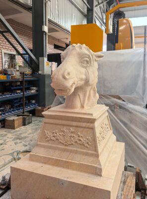 Machine de découpe de pierre robotisée CNC 6 axes avec contrôle interpolé et broche BT40 pour sculpture à grande échelle jusqu'à 3100 mm