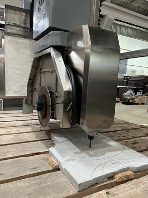 Découpeuse de pierre à pont 5 axes avec système italien DDX, lame de scie de 900 mm et précision de coupe de ±0,1 mm