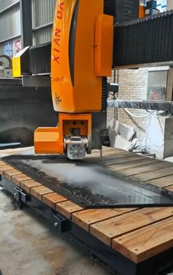 Machine de découpe de scies à pont à 5 axes avec puissance principale de 15 kW et mouvement automatique de la table